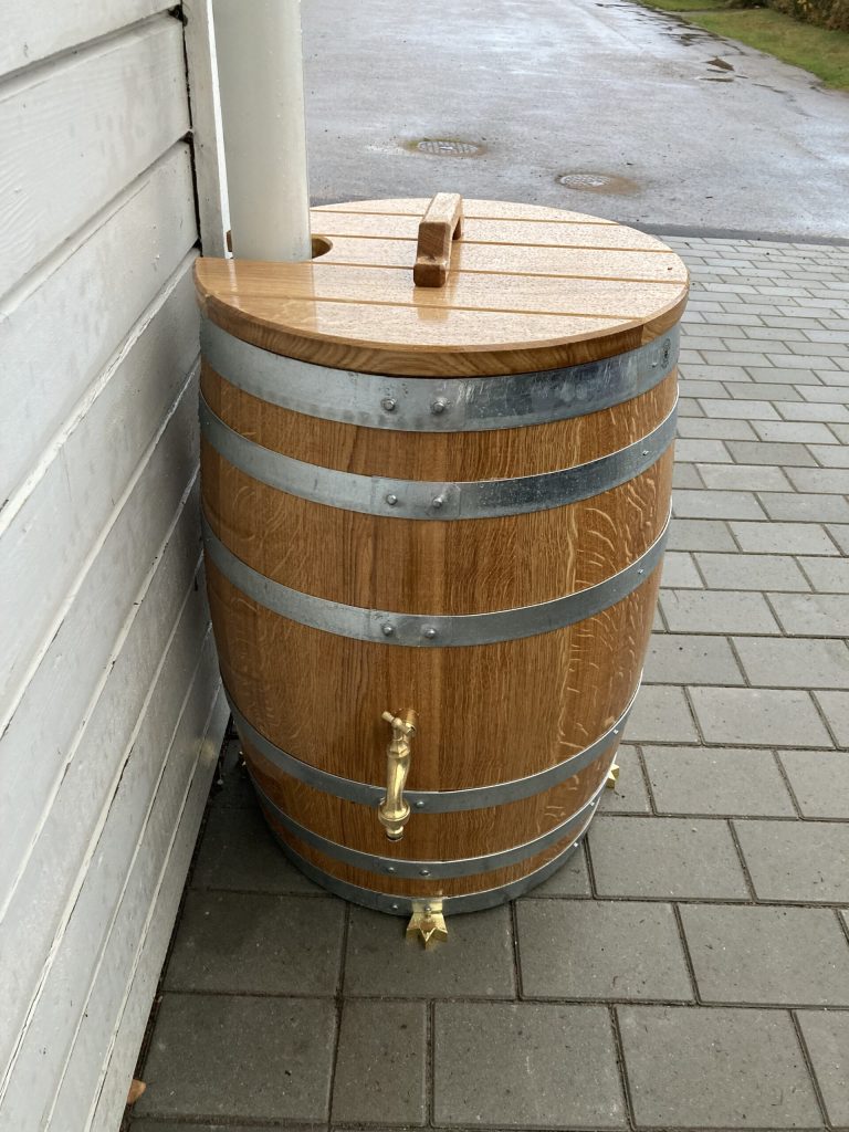 Regntunna trä från Varalövs Tunnfabrik - hållbar och elegant vatteninsamling för trädgården.