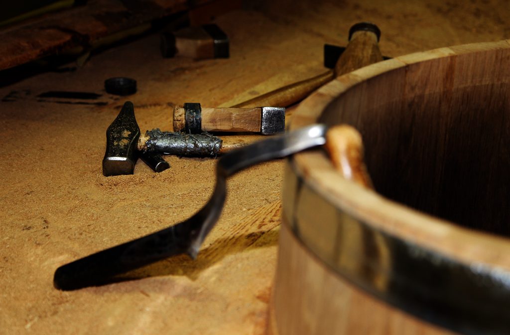 Whiskeytunna i ek från Varalövs Tunnfabrik - svenskt hantverk för lagring av whisky och spritdrycker.